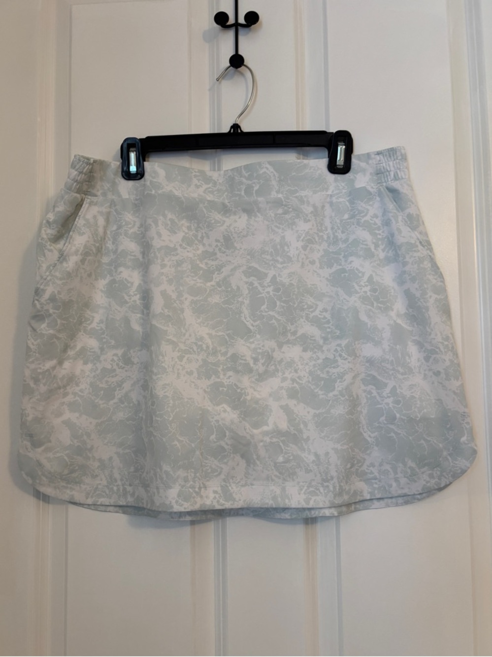 Calia -  Mint/White Skort w/pockets. Size XL. Poly/ Spandex. Elastic Waistband